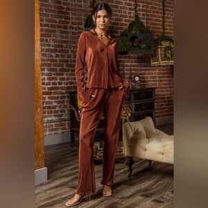 Gilli Cinnamon Plisse Hem Satin Blouse and Pant Lettuce Hem Set Size Medium